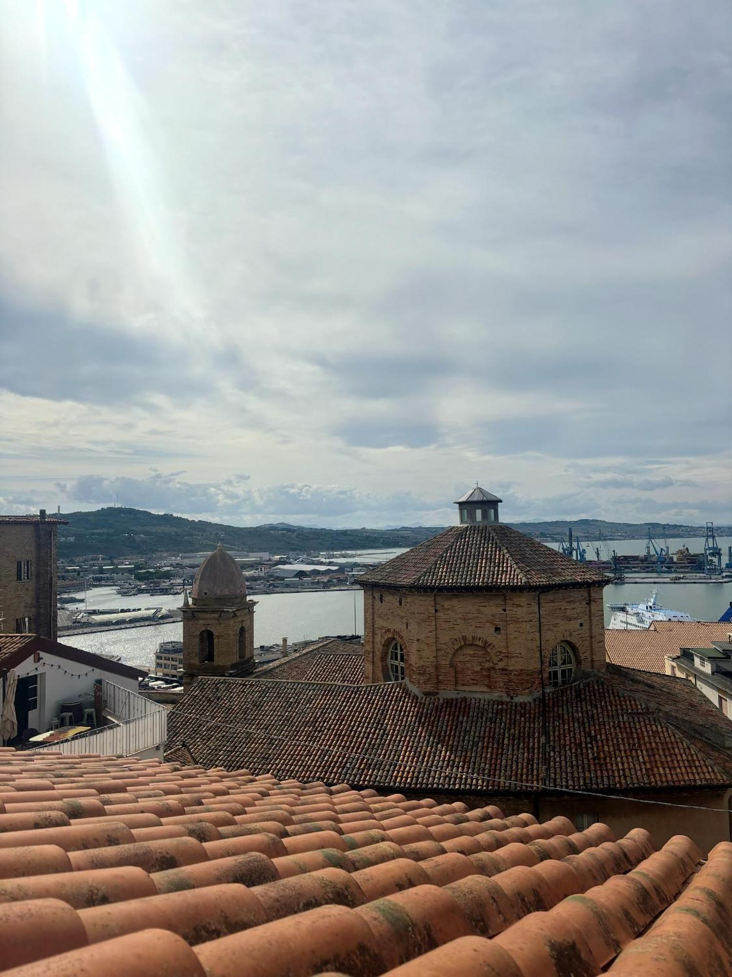 Domus Mirabilis Homestay Ancona Bagian luar foto