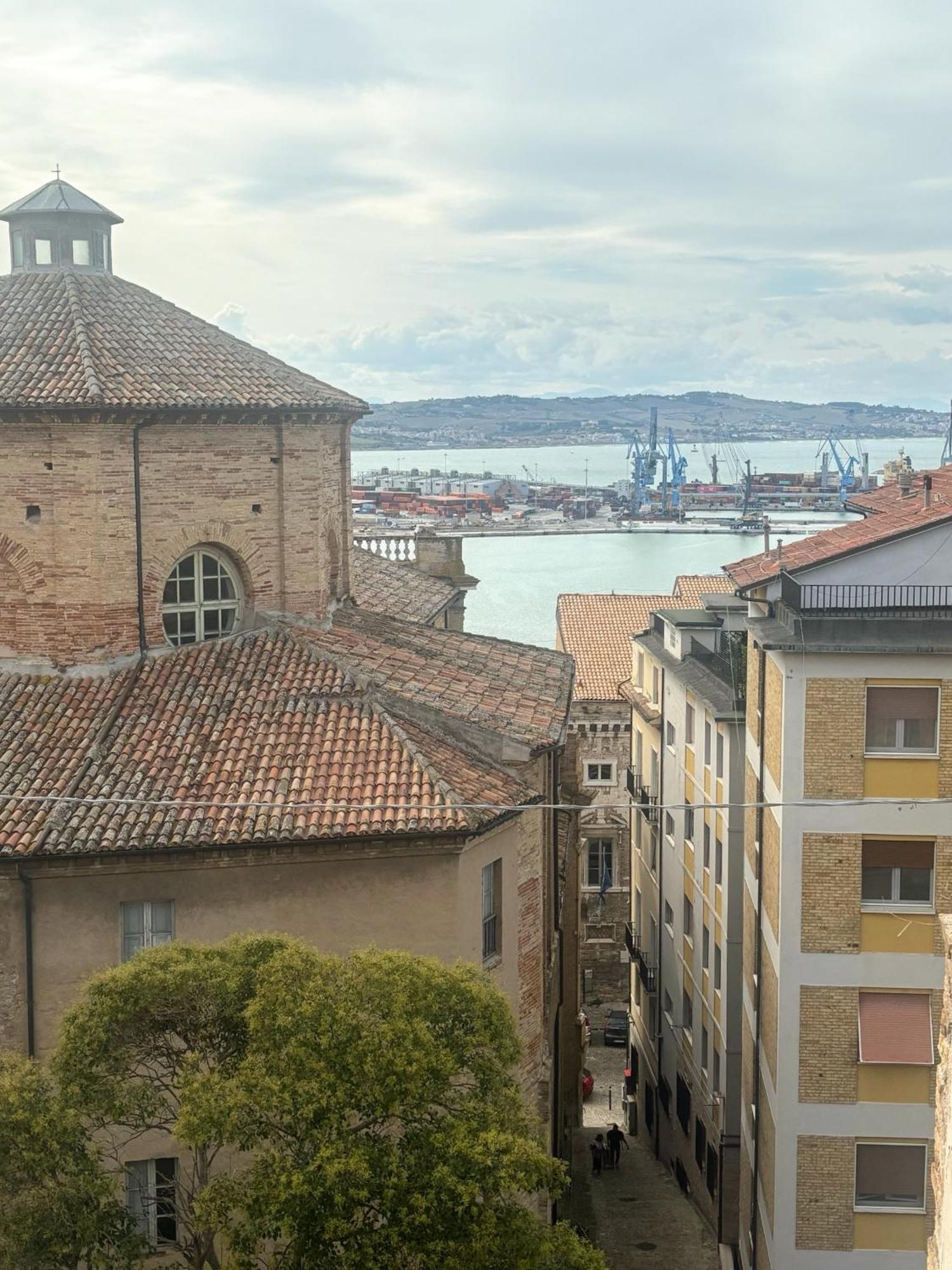 Domus Mirabilis Homestay Ancona Bagian luar foto